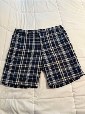 True Nation men's flat-front plaid shorts in size 42.